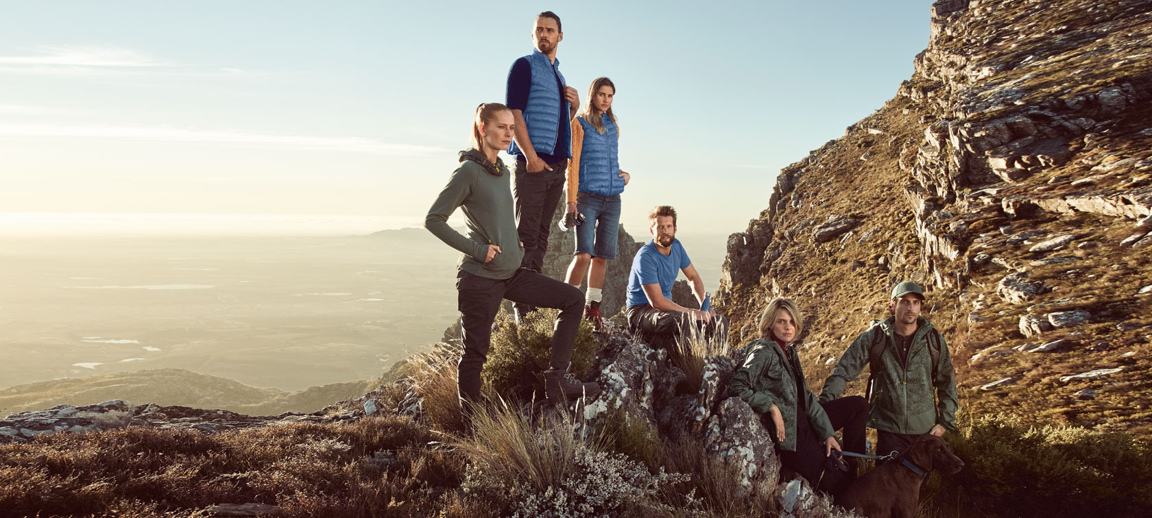 BMW Lifestyle Menschen in BMW Active Bekleidung auf einem Berg.